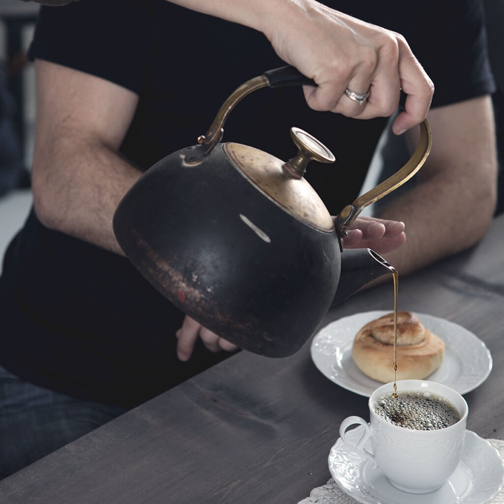kaffe helels oppi kaffekopp på arrangent på søbeerg gård