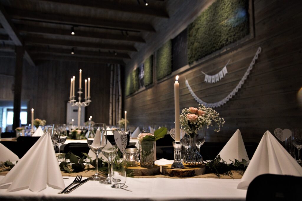 oversikt over pyntet festlokale til bryllup på søberg gård