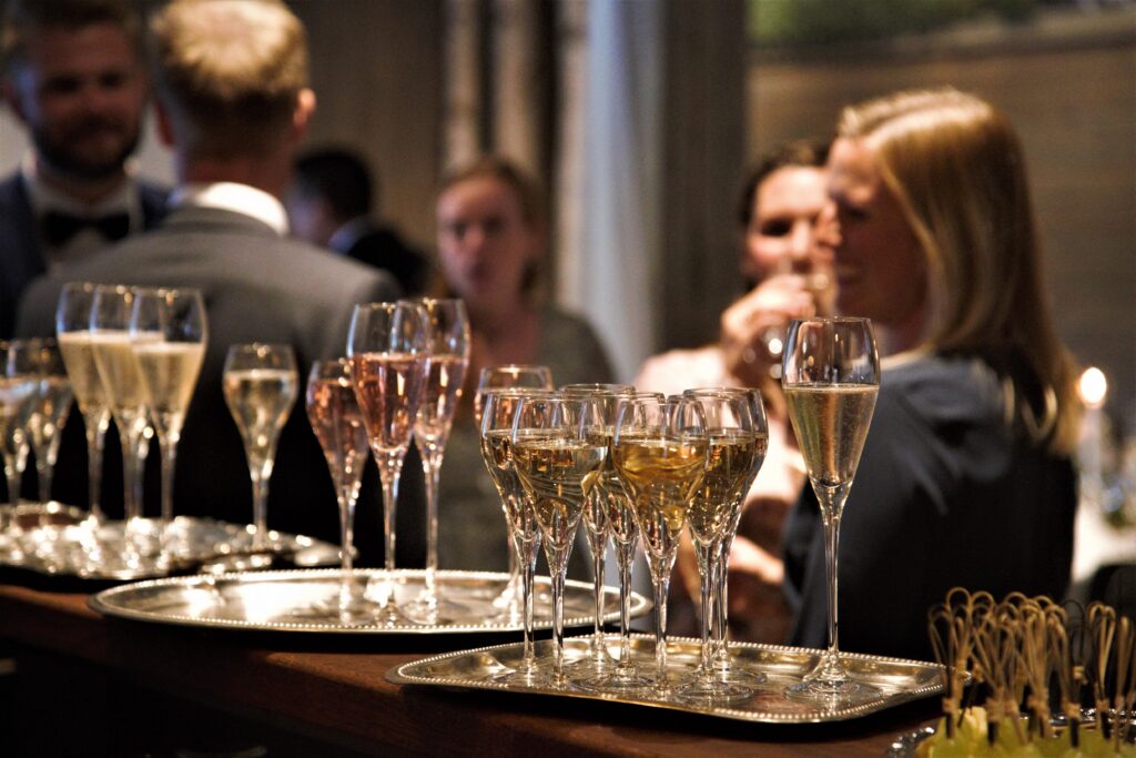 Glass på bardisk til bryllup på søberg gård