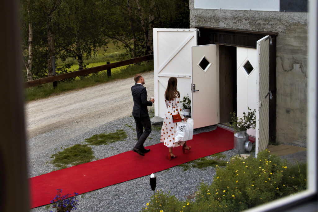 Gjester på vei inn til bryllupsfest på søberg gård